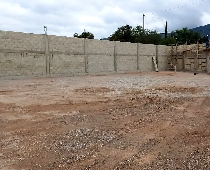 Muro de obra civil en proceso de construcción