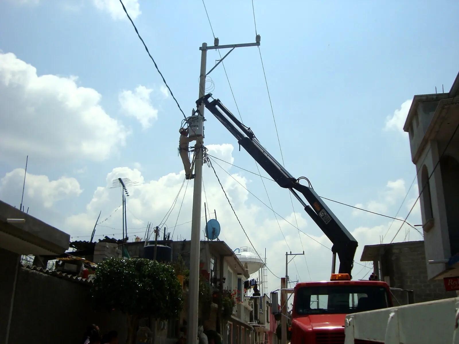 Montaje eléctrico con equipo de elevación