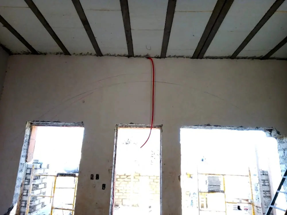 Instalación eléctrica realizada durante una obra
