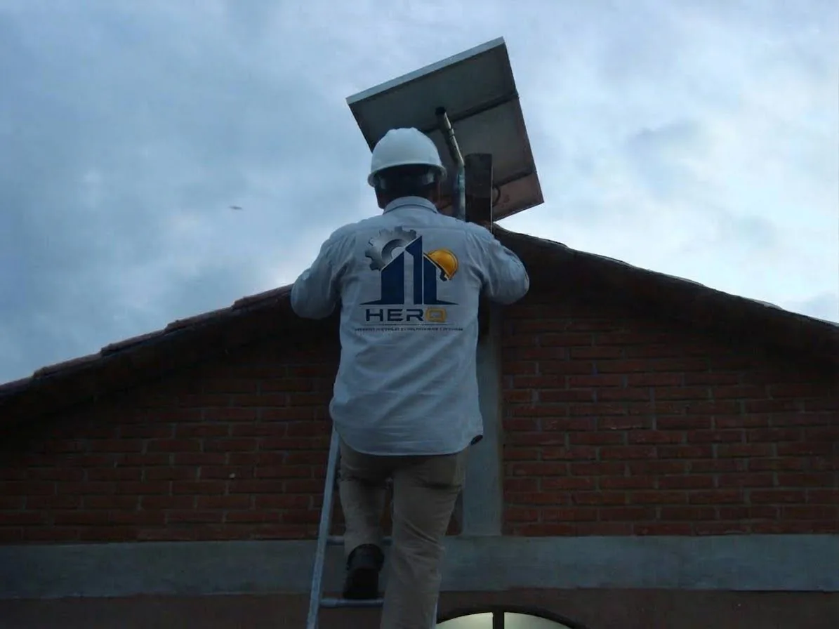 Personal HERQ trabajando en un panel solar