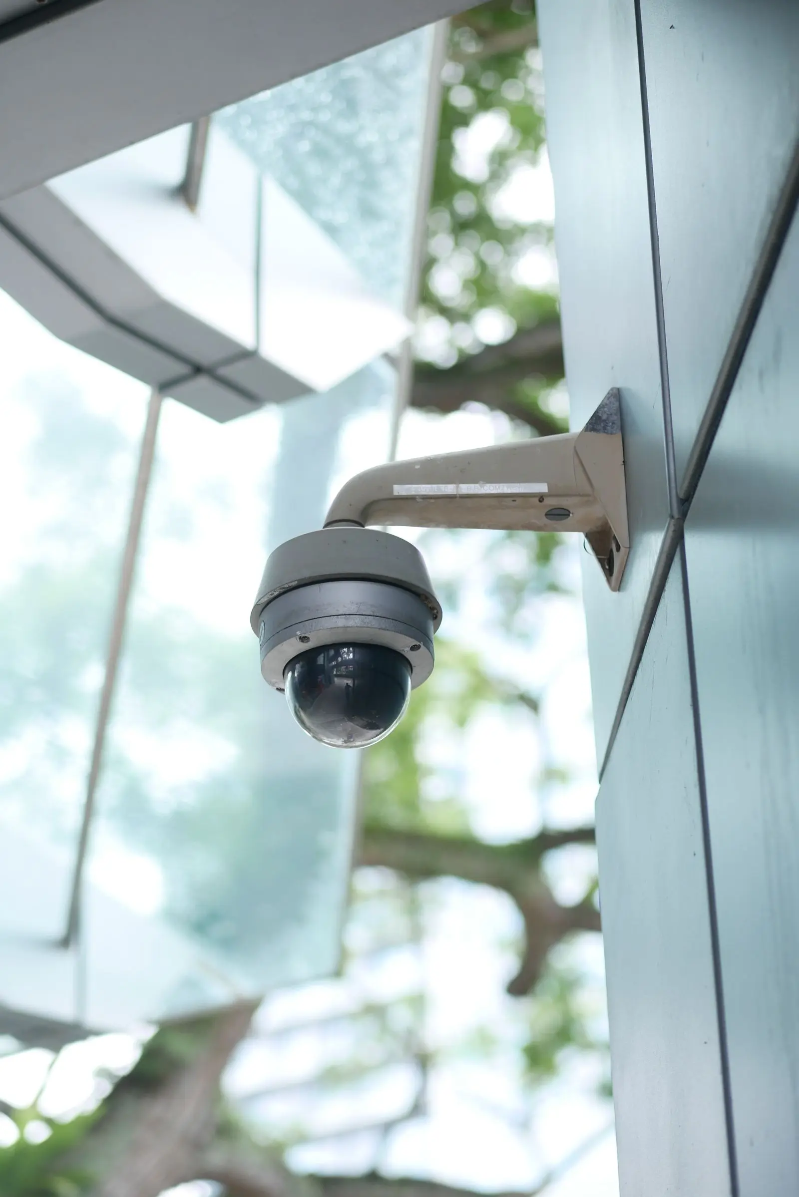 Cámara domo instalada en el exterior de un inmueble